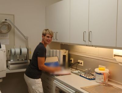 Eine Mitarbeiterin bei der Arbeit im Aufbereitungsraum für die Instrumente